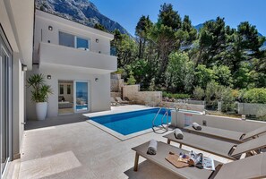 Pool - Luxury Villa in Baška Voda (Baška Voda)