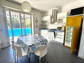 Fridge, microwave, stovetop, dishwasher - COND. PELICAN - B2 4+0 - B50C3T (Bibione Pineda)