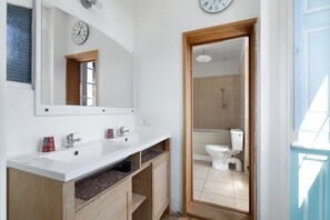 Shower, hair dryer, towels - Château du Perray – Comtesse Suite Room with Shared Pool (Saint-Mars-du-Désert)
