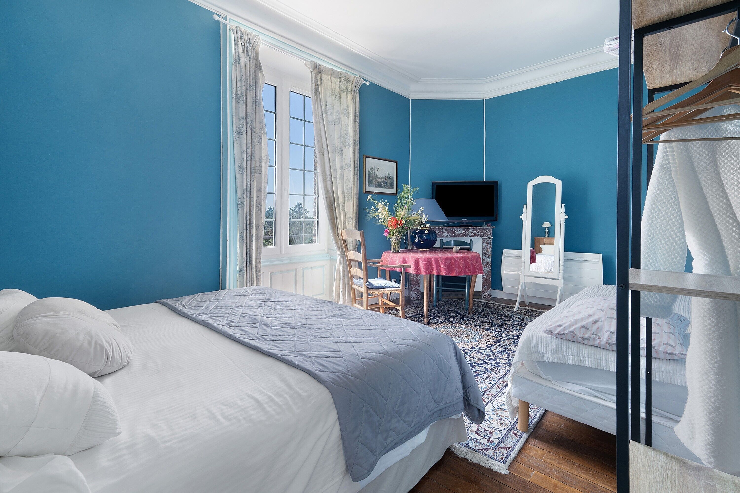 Iron/ironing board, WiFi, bed sheets