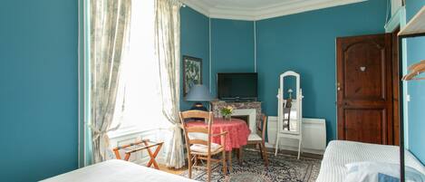 Iron/ironing board, WiFi, bed sheets