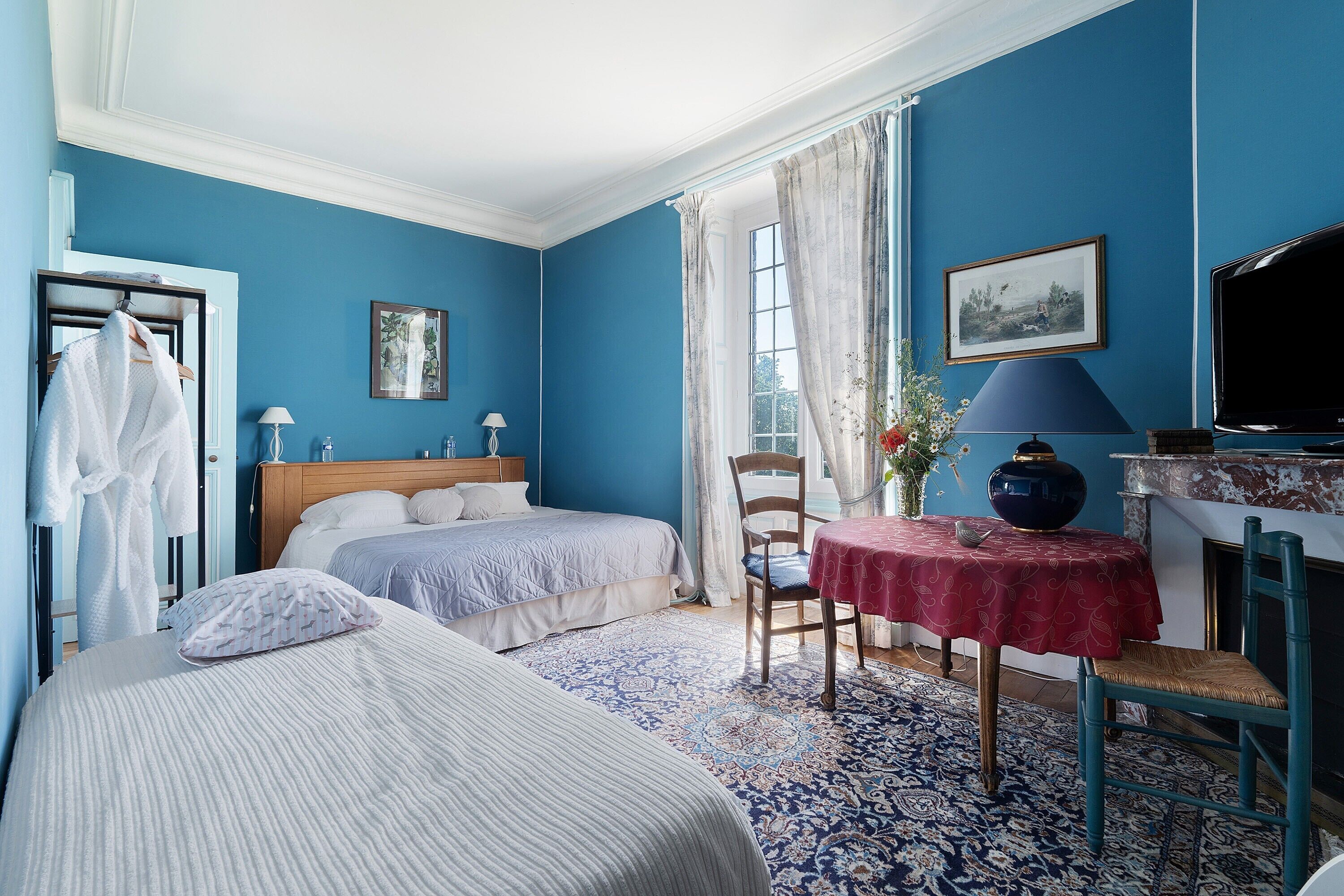 Iron/ironing board, WiFi, bed sheets