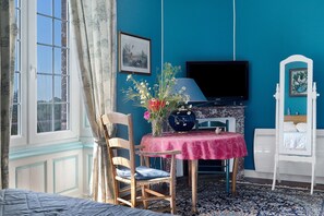 Iron/ironing board, WiFi, bed sheets - Château du Perray – Comtesse Suite Room with Shared Pool (Saint-Mars-du-Désert)