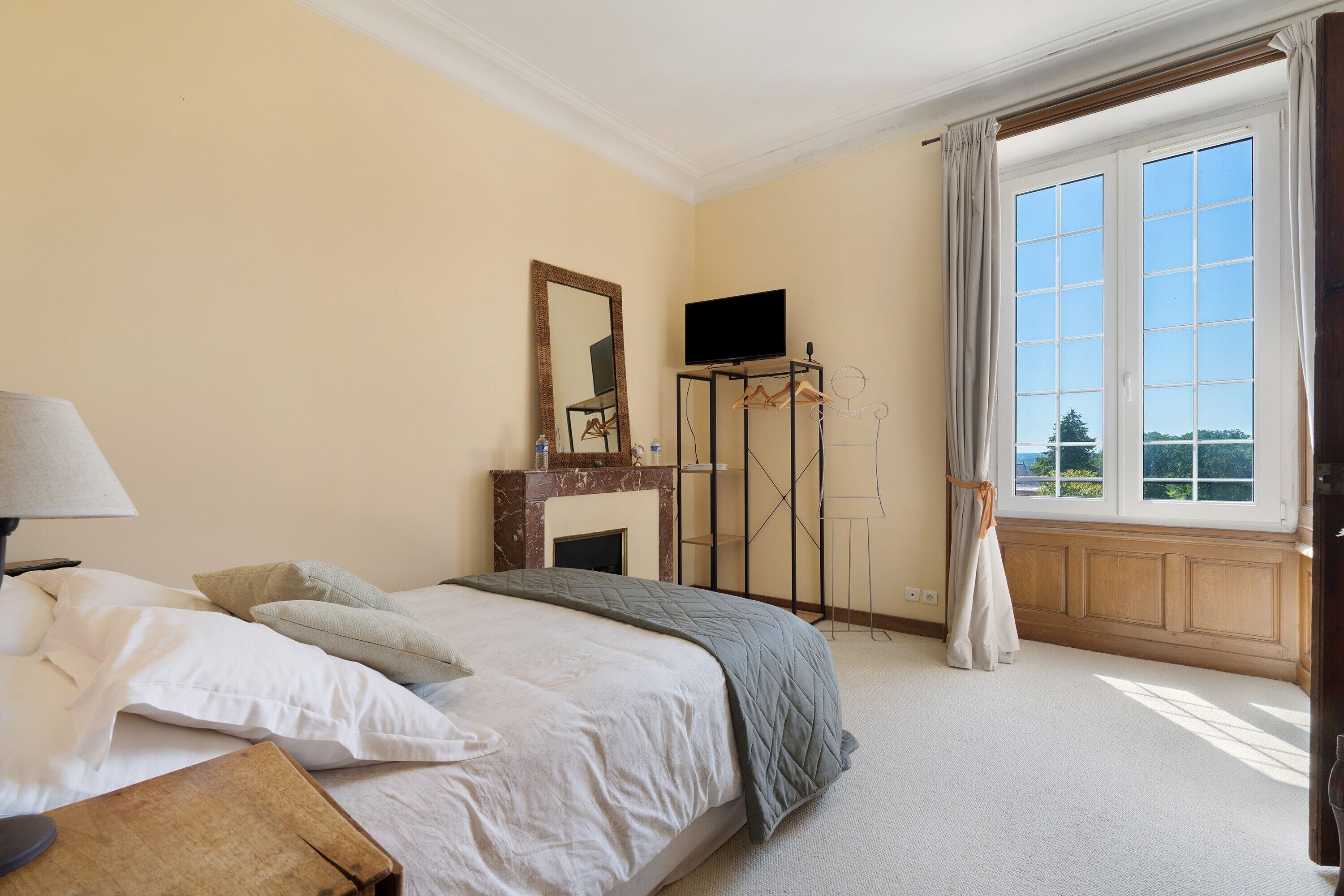 Iron/ironing board, WiFi, bed sheets