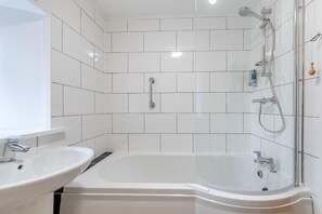 Hair dryer, towels - 1 Bed in Drefach (oc-m30848) (Llanwenog)