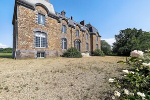 A large stone building with multiple windows and a gravel driveway. - Château du Perray – Princess Room with Park View and Shared Pool (Saint-Mars-du-Désert)
