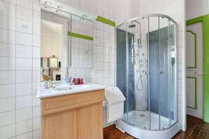 A bathroom with a shower, sink, and mirror. - Château du Perray – Princess Room with Park View and Shared Pool (Saint-Mars-du-Désert)