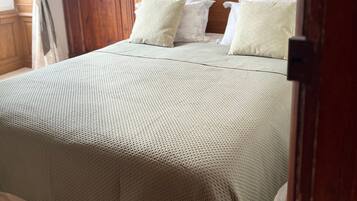 Tabla de planchar con plancha, wifi y ropa de cama