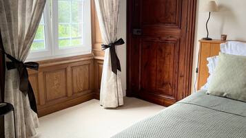 Tabla de planchar con plancha, wifi y ropa de cama