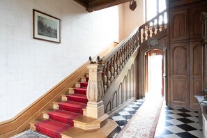 المنشأة من الداخل