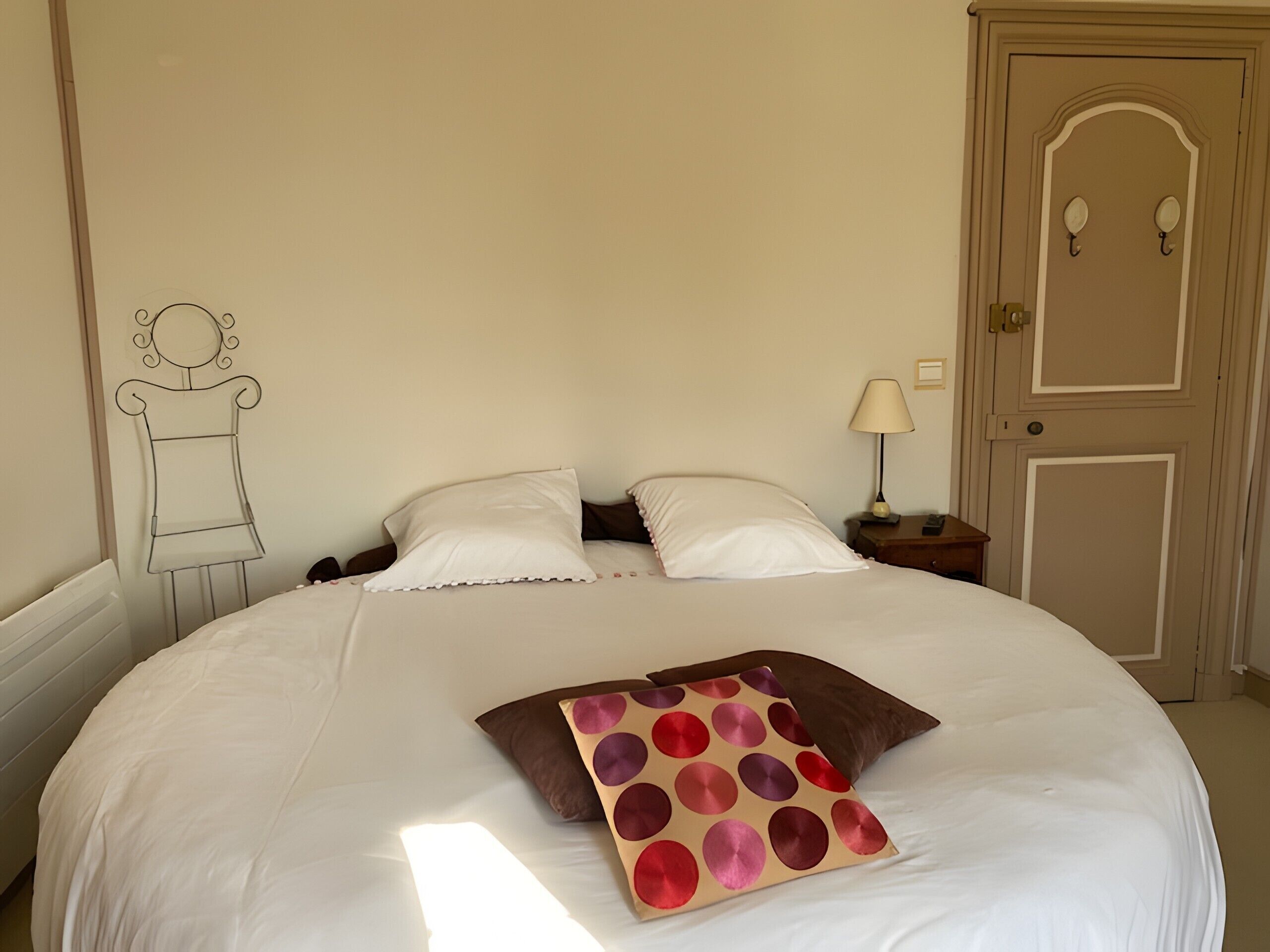 Tabla de planchar con plancha, wifi y ropa de cama 