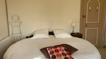 Tabla de planchar con plancha, wifi y ropa de cama