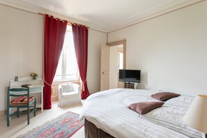 Tabla de planchar con plancha, wifi y ropa de cama 