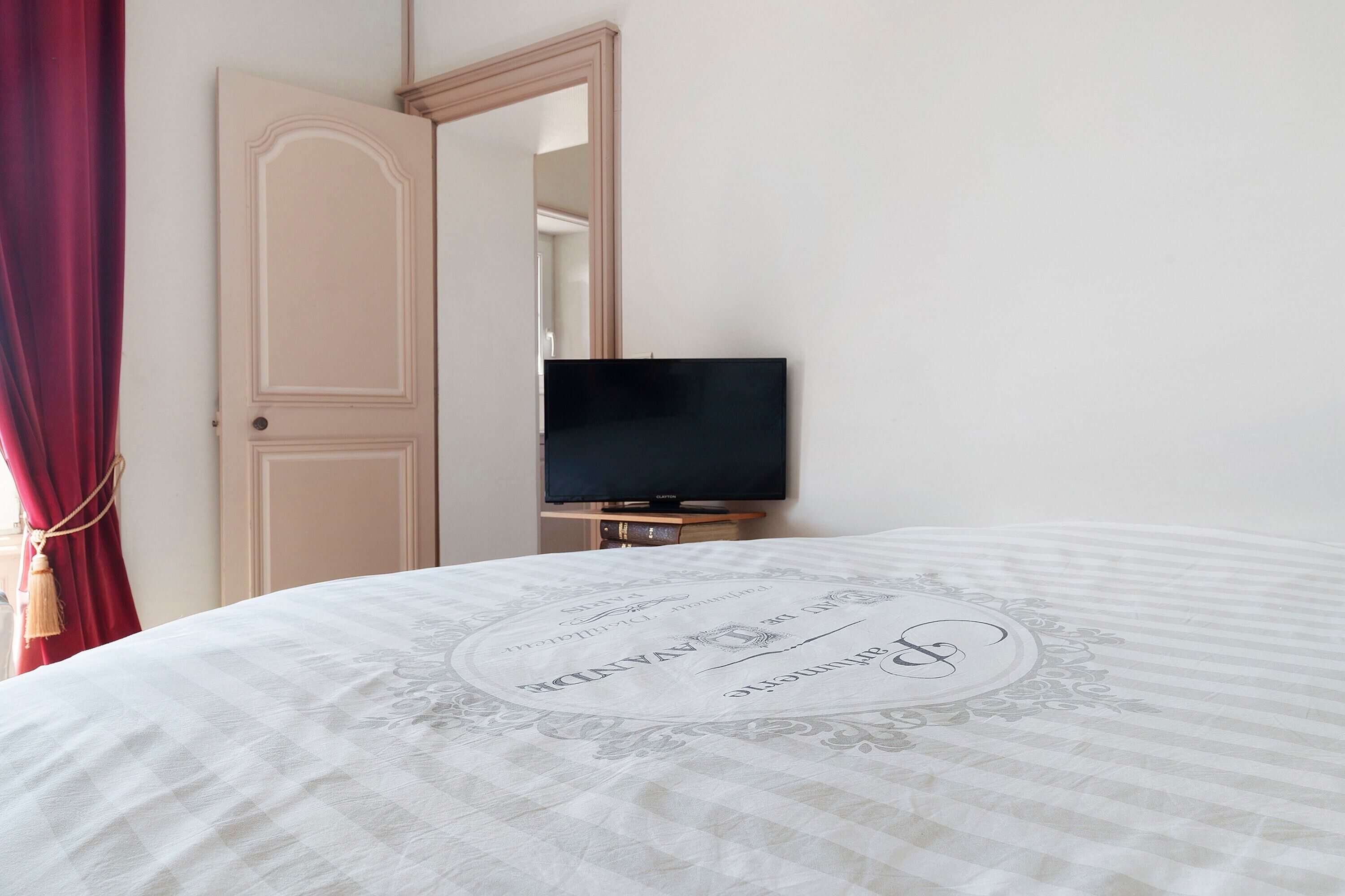 Tabla de planchar con plancha, wifi y ropa de cama 
