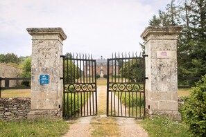 المنطقة المحيطة بالمنشأة