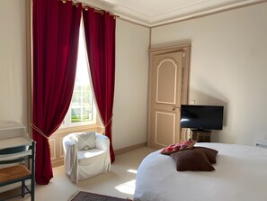 Tabla de planchar con plancha, wifi y ropa de cama 