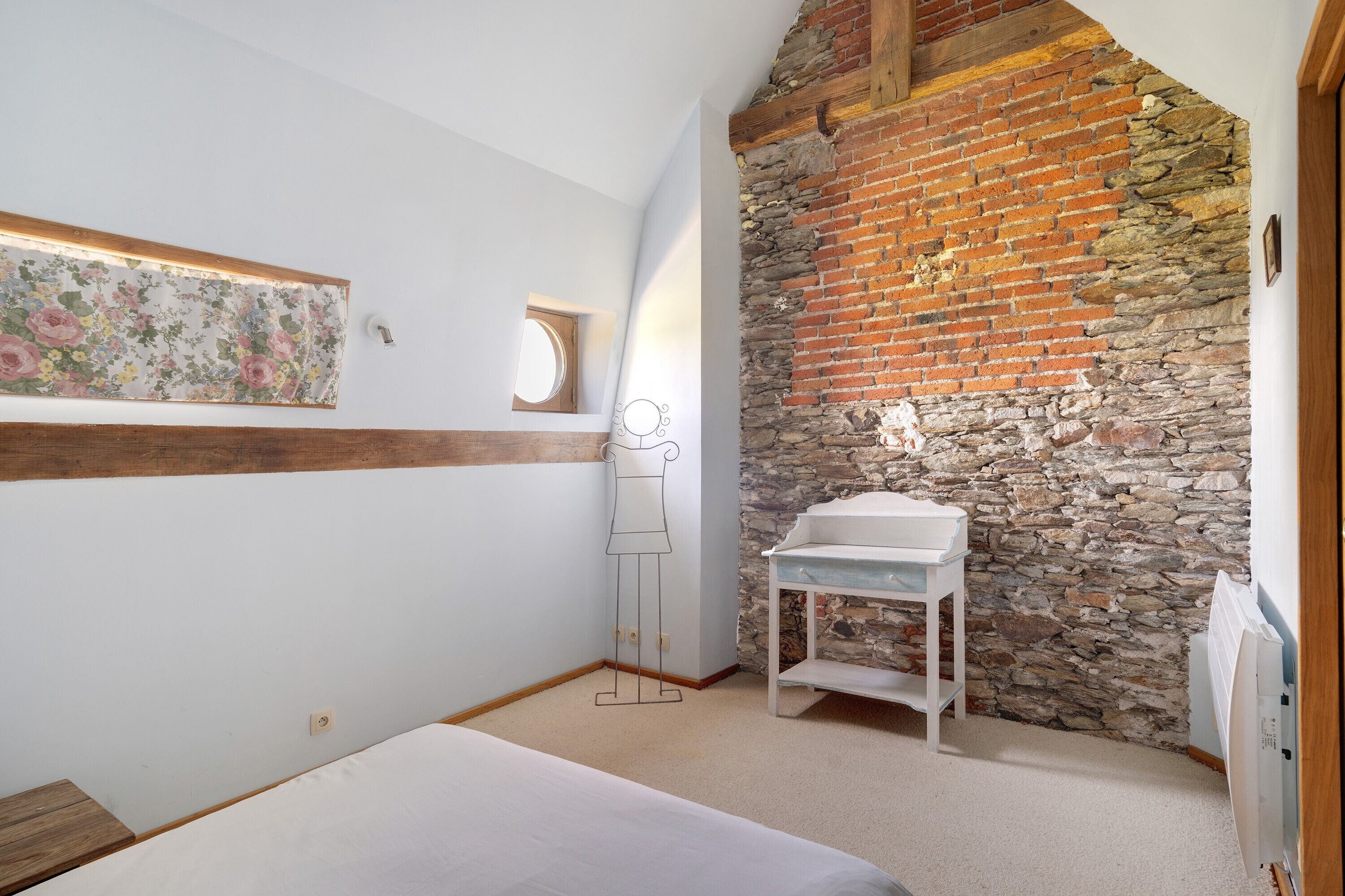 Tabla de planchar con plancha, wifi y ropa de cama 