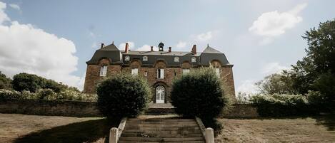 المنشأة من الخارج