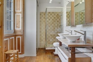 Shower, hair dryer, towels - Château du Perray - Royal Suite (Saint-Mars-du-Désert)