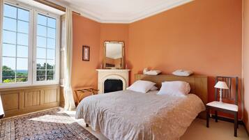 Een strijkplank/strijkijzer, wifi, beddengoed
