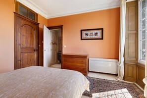 Tabla de planchar con plancha, wifi, ropa de cama