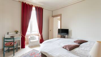 Iron/ironing board, WiFi, bed sheets