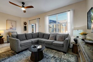 TV - Cozy 3 Bedroom Townhome near Disney (Kissimmee)