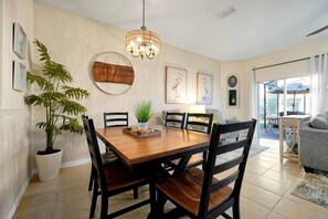 Dining - Cozy 3 Bedroom Townhome near Disney (Kissimmee)