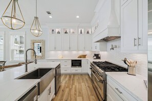 Fridge, microwave, oven, stovetop - Ultimate Escape – Spacious Family Home w/ Private Pool & 8 Bikes, 3-Min to Beach (Seagrove Beach)