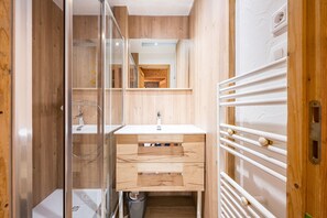 Shower, hair dryer - Holiday Apartment “Le Télégraphe” with Shared Garden and Wi-Fi (Valloire)