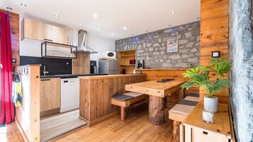 KĂŒhlschrank, Herdplatte, Wasserkocher mit Kaffee-/Teezubehör