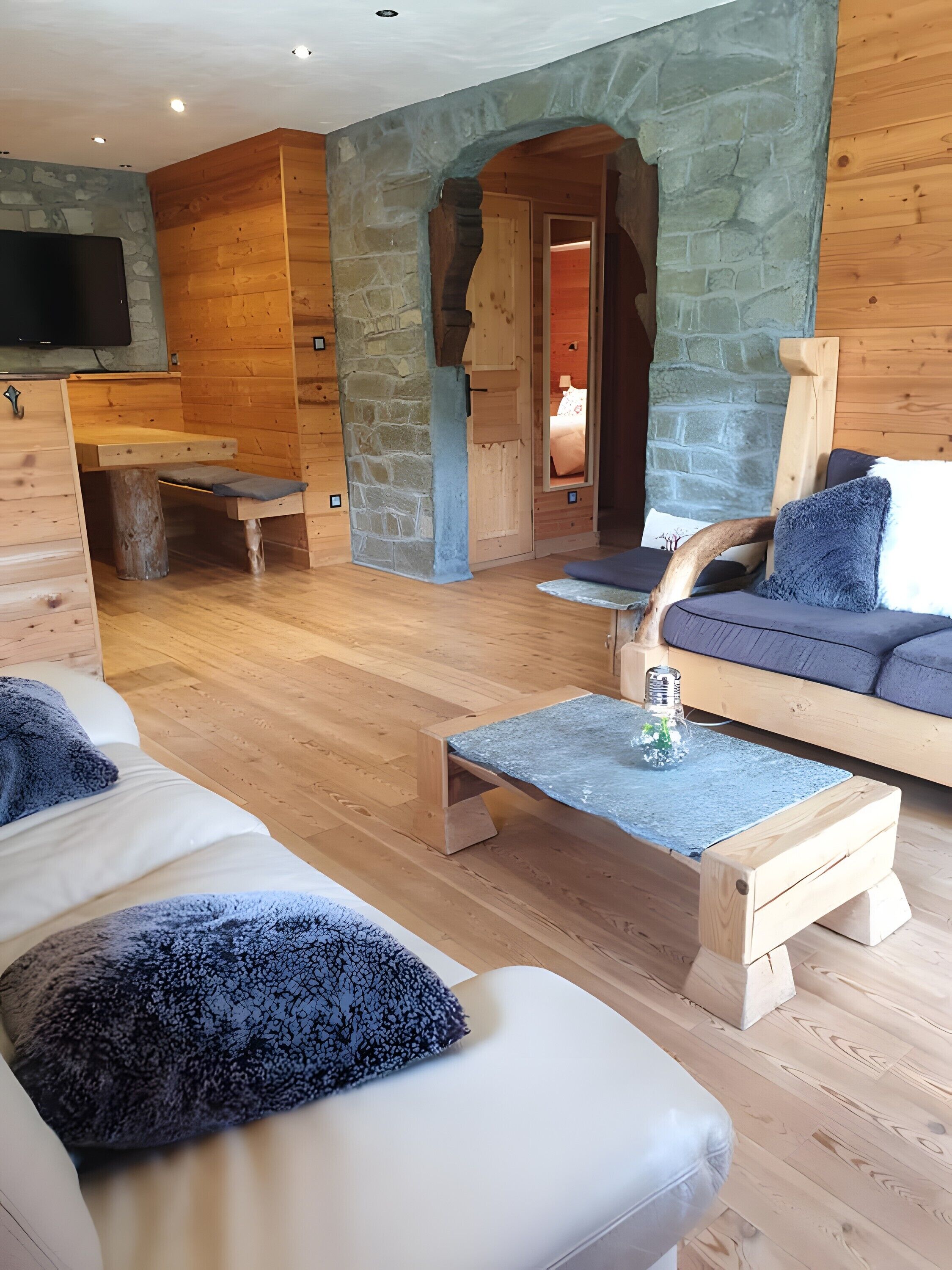 Een strijkplank/strijkijzer, wifi, beddengoed