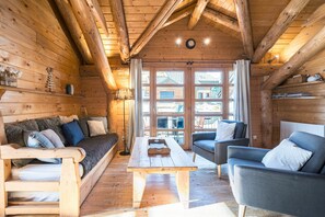 TV - Holiday Home 'Appartement Le Galibier' with Shared Garden and Wi-Fi (Valloire)