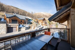 Outdoor dining - Holiday Home 'Appartement Le Galibier' with Shared Garden and Wi-Fi (Valloire)