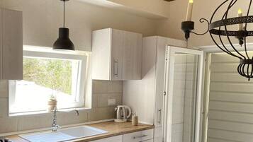 Stovetop, coffee/tea maker, cookware/dishes/utensils, spices