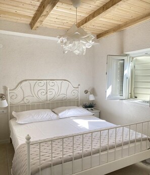 Iron/ironing board, travel crib, free WiFi, bed sheets