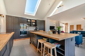 Horno, lavavajillas, periquera y utensilios de cocina 