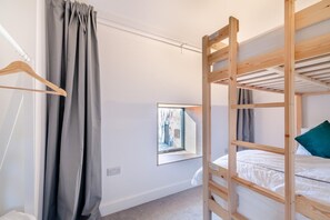 5 habitaciones, tabla de planchar con plancha y wifi gratis 