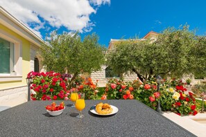 Outdoor dining - Tranquil Country Villa in Naklice (županija,)