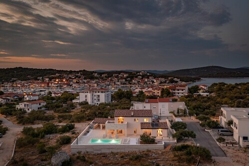 Villa Royal Stone avec piscine à Jezera