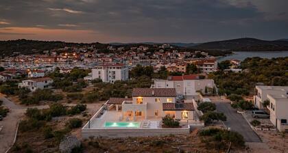 Villa Royal Stone avec piscine à Jezera