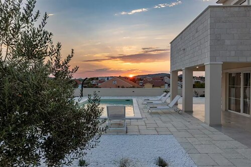 Villa Royal Stone with Pool in Jezera