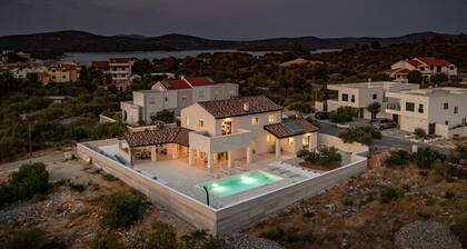 Villa Royal Stone with Pool in Jezera