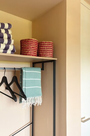 Interior - 2 bedroom apt at blue bay resort / 5 min walk from beach / pool / private patio (Willemstad)