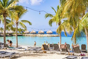 Beach - 2 bedroom apt at blue bay resort / 5 min walk from beach / pool / private patio (Willemstad)