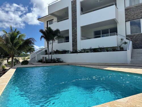 2 bedroom apt at blue bay resort / 5 min walk from beach / pool / private patio