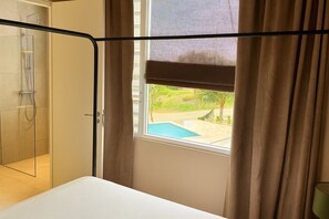Iron/ironing board, free WiFi, bed sheets - 2 bedroom apt at blue bay resort / 5 min walk from beach / pool / private patio (Willemstad)