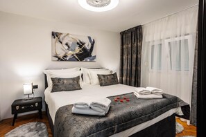 Iron/ironing board, travel cot, free WiFi