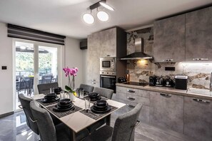 Kühlschrank, Mikrowelle, Ofen, Herdplatte