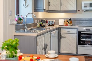 Microonde, forno, lavastoviglie, seggiolone
